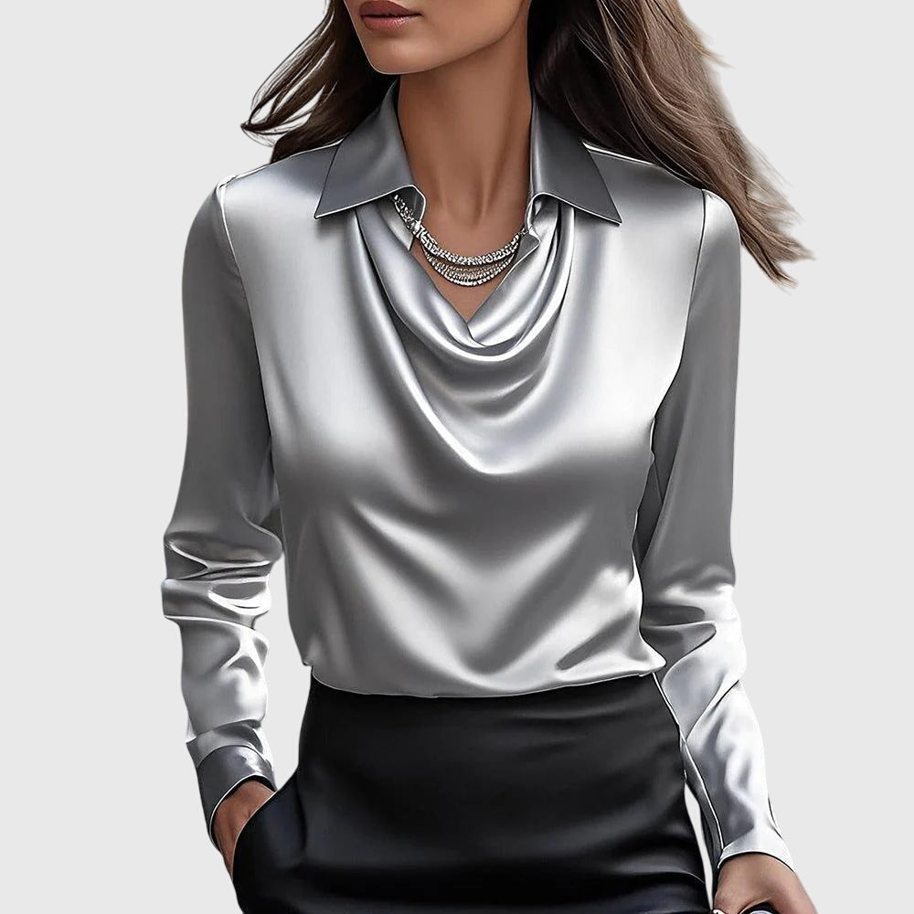Elegant damblus med plisserad halsringning