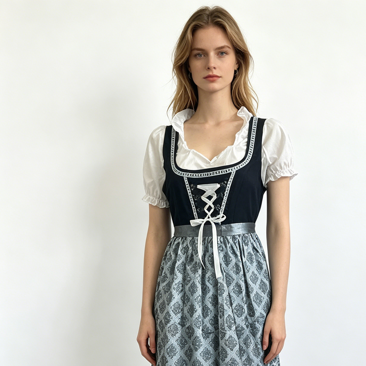 Elegant dirndl dam med förkläde i blått och grått