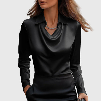 Elegant damblus med plisserad halsringning