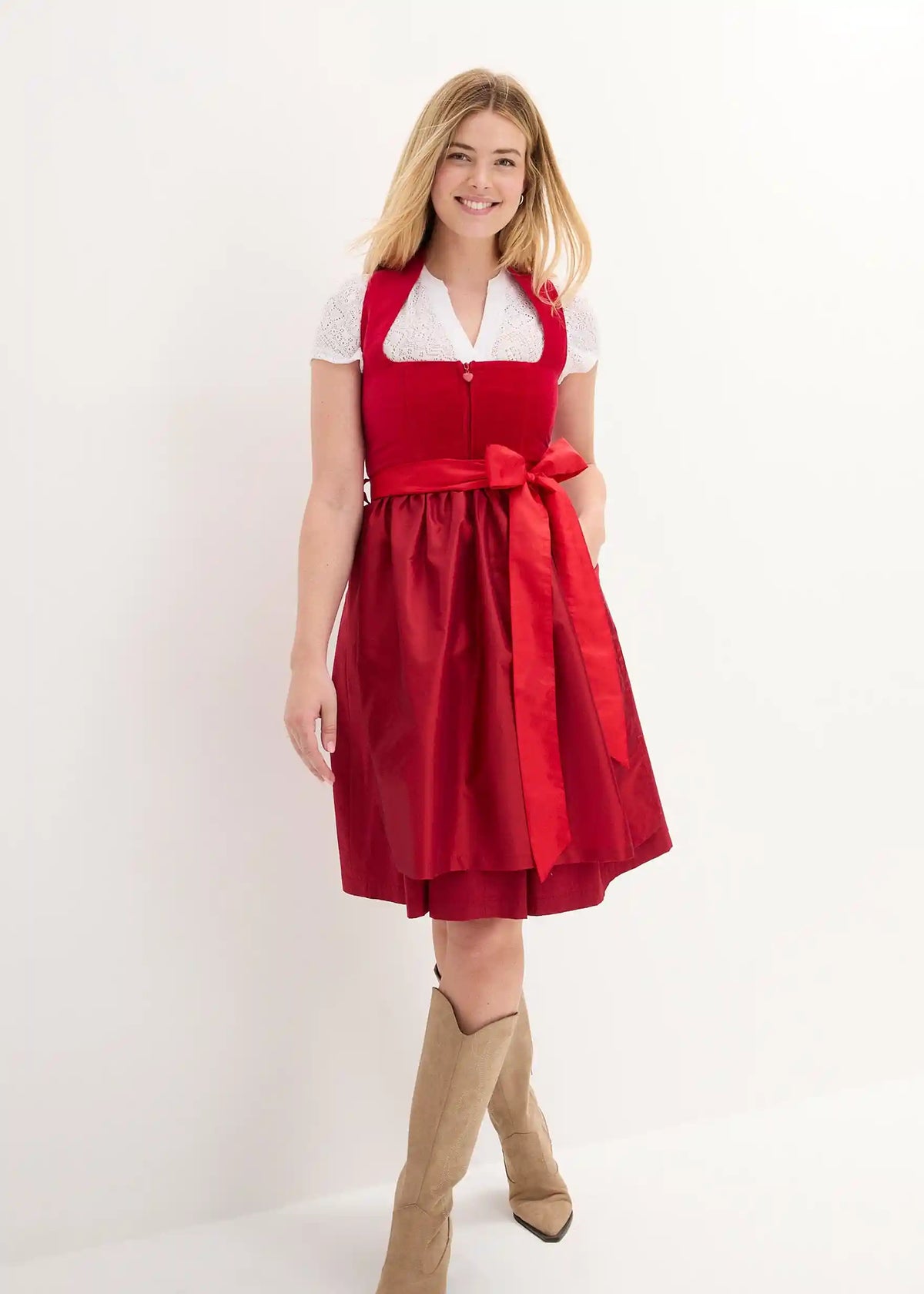 Dirndl dam med satinförkläde för fest
