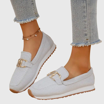 Loafers dam i läderimitation med metallspänne