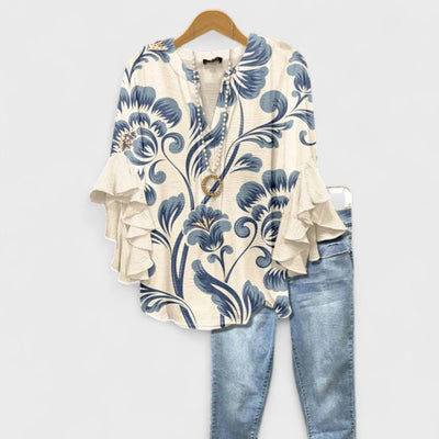 V-ringad blus med volangärmar — feminin blus med mönstrat tryck