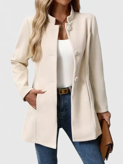 Elegant jacka med knappar — kragelös design i knälång modell