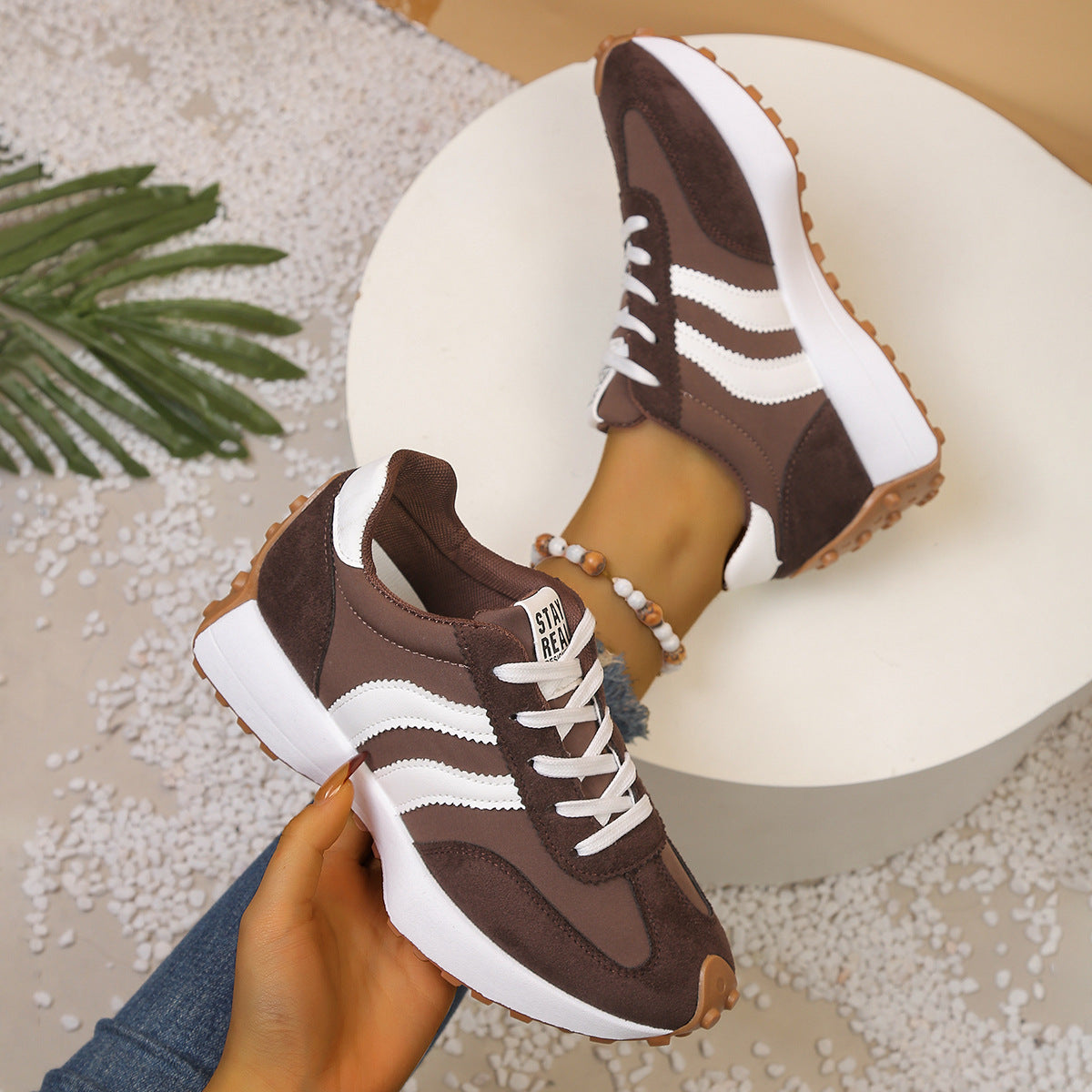 Lätta sneakers dam — bekväma vardagsskor med dämpad sula