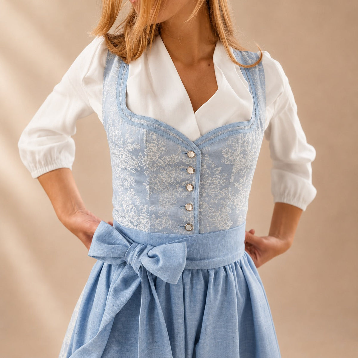 Traditionell Oktoberfest-dirndl dam