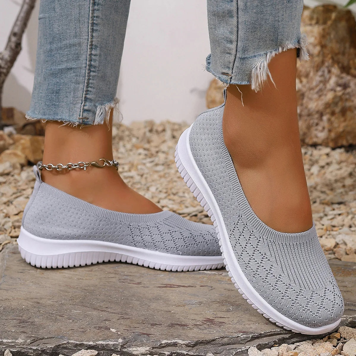 Slip-on skor dam i textil med stickad ovandel och rund tå