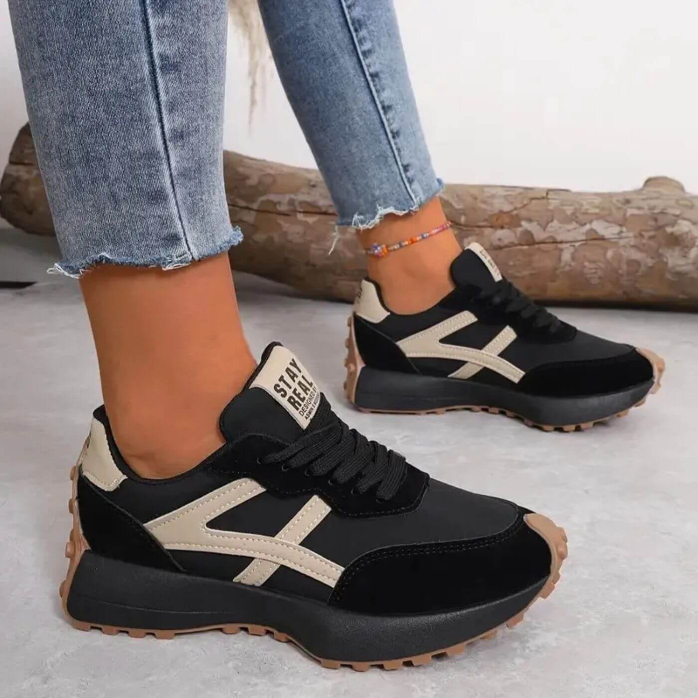 Sneakers dam i textil med panelöverdel och snörning