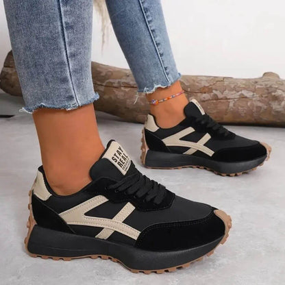 Sneakers dam i textil med panelöverdel och snörning