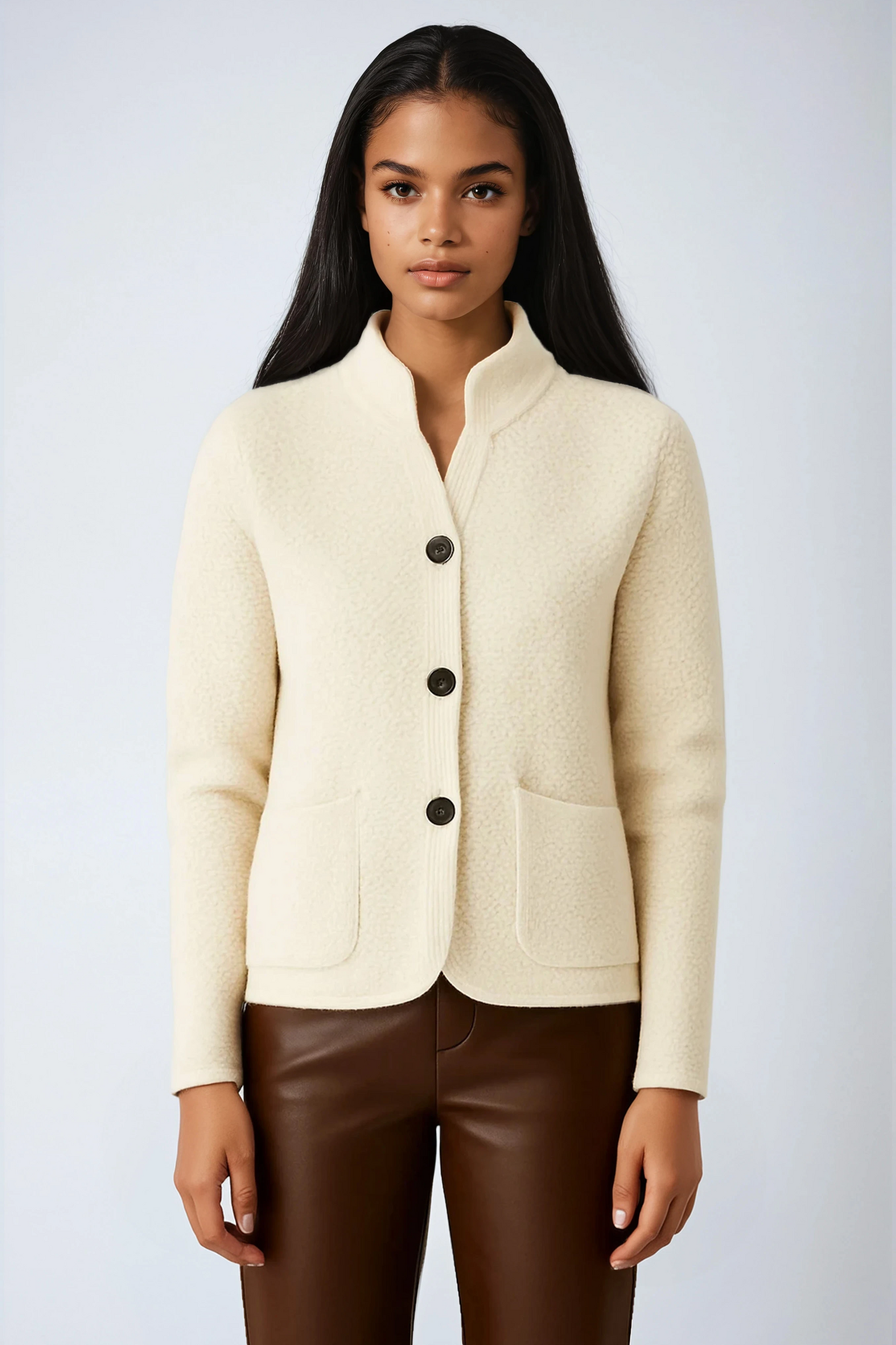 Stickad ullkofta dam i beige – knitjacka med knapprad och ståkrage