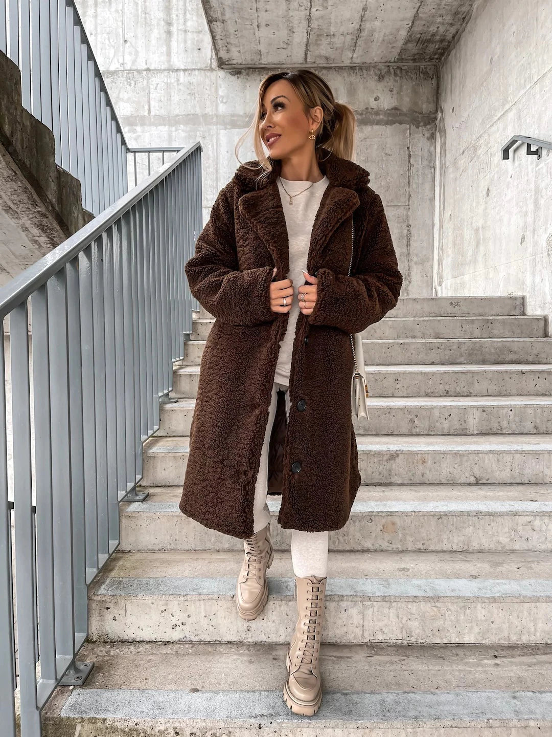Lång vinterkappa dam i ullmix — elegant kappa med knappar