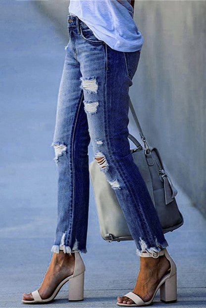 Rippade raka damjeans i denim — distressed jeans med rå fåll