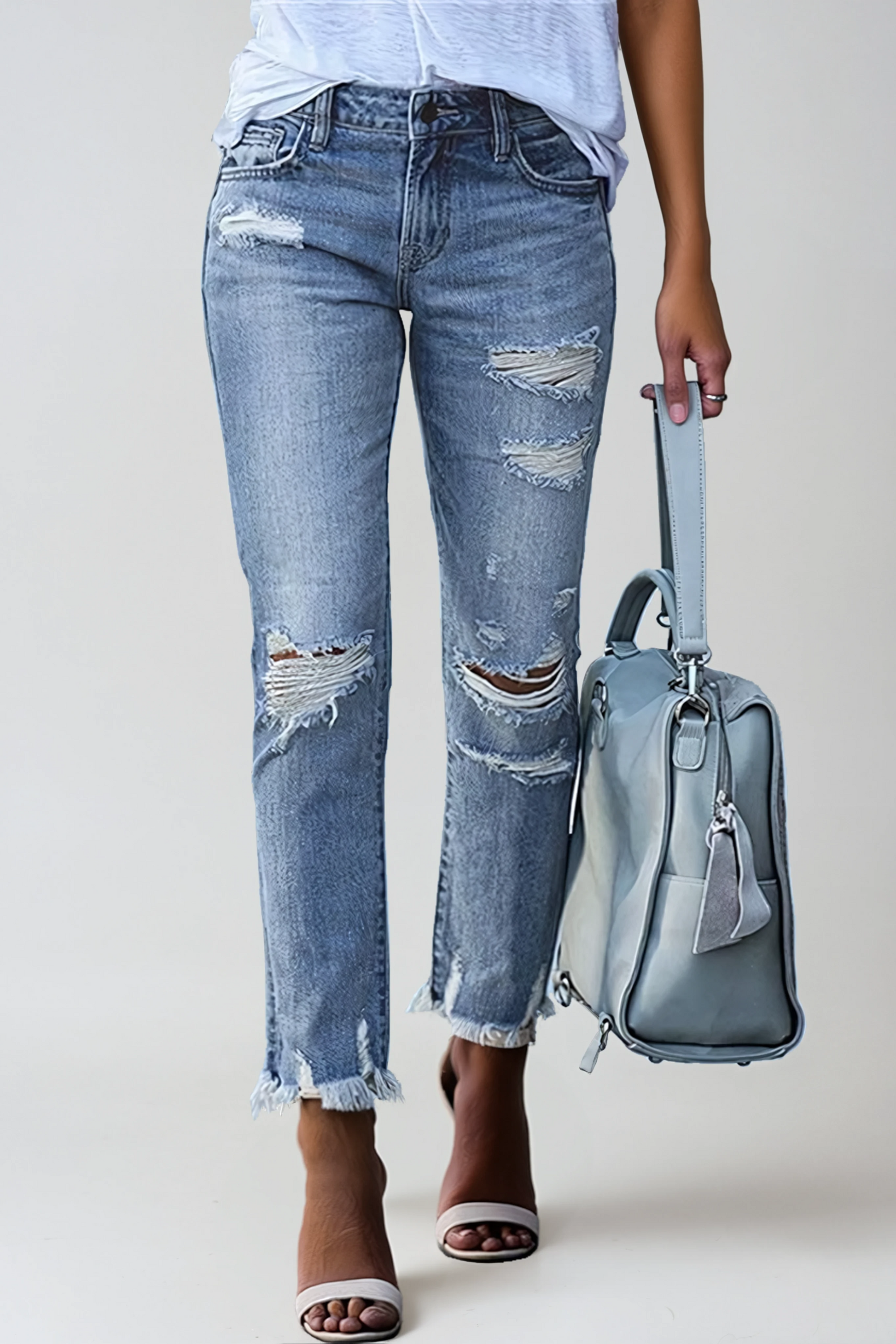 Rippade raka damjeans i denim — distressed jeans med rå fåll