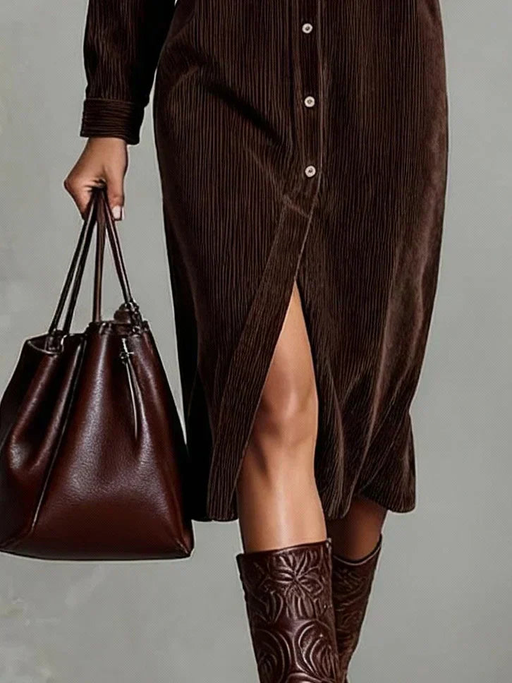 Chic dam-klänning med utsvängd fåll