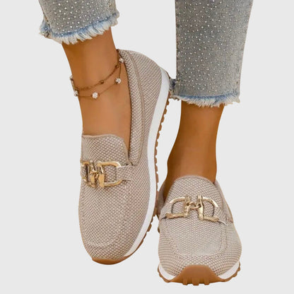Loafers dam i läderimitation med metallspänne