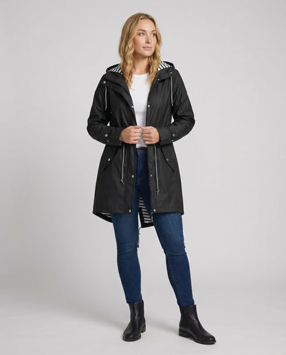 Wasserdichte Jacke mit Kapuze