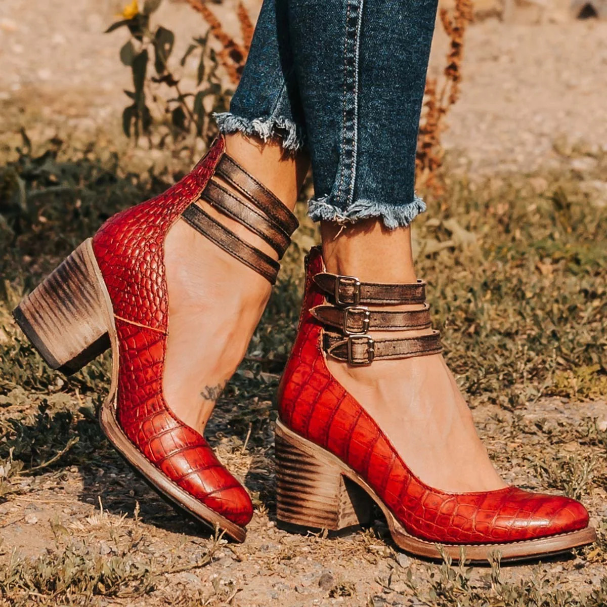 Stövletter dam i textil – ankelboots med klack och remmar med spänne