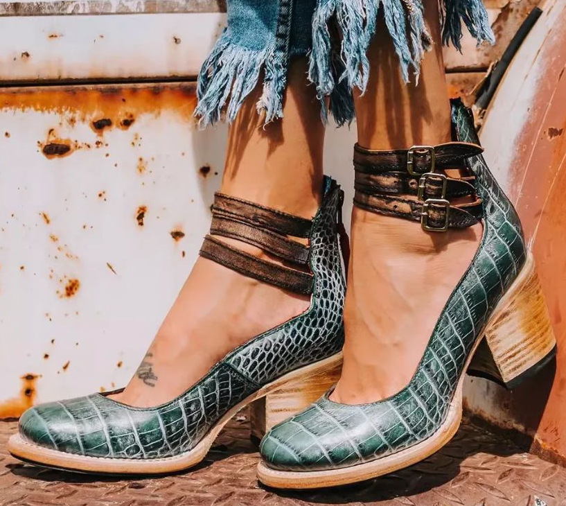 Stövletter dam i textil – ankelboots med klack och remmar med spänne