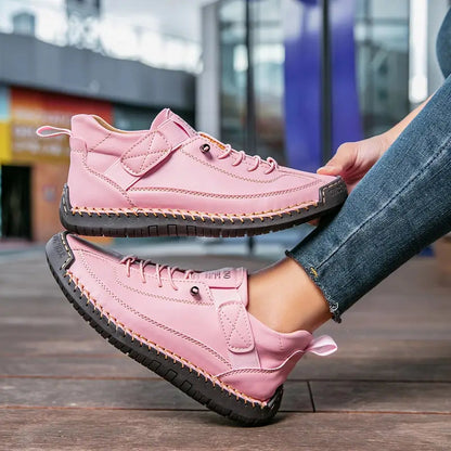 Sneakers i textil – texturerad ovandel med snörning och dämpad såla