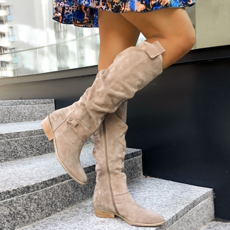 Kniehöga platta boots dam i läderimitation