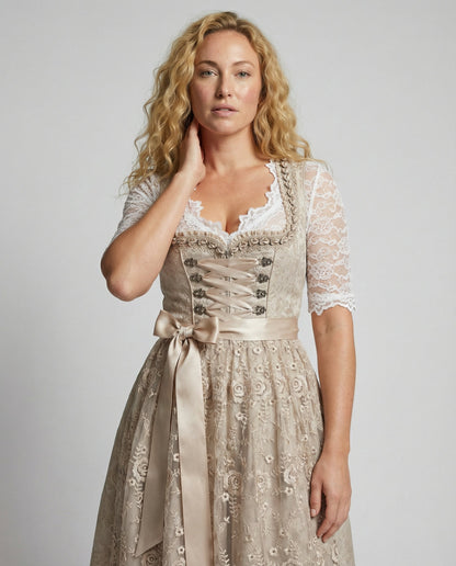 Traditionell dirndlklänning med snörmidja