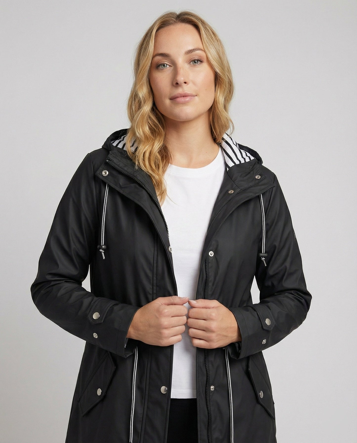 Wasserdichte Jacke mit Kapuze