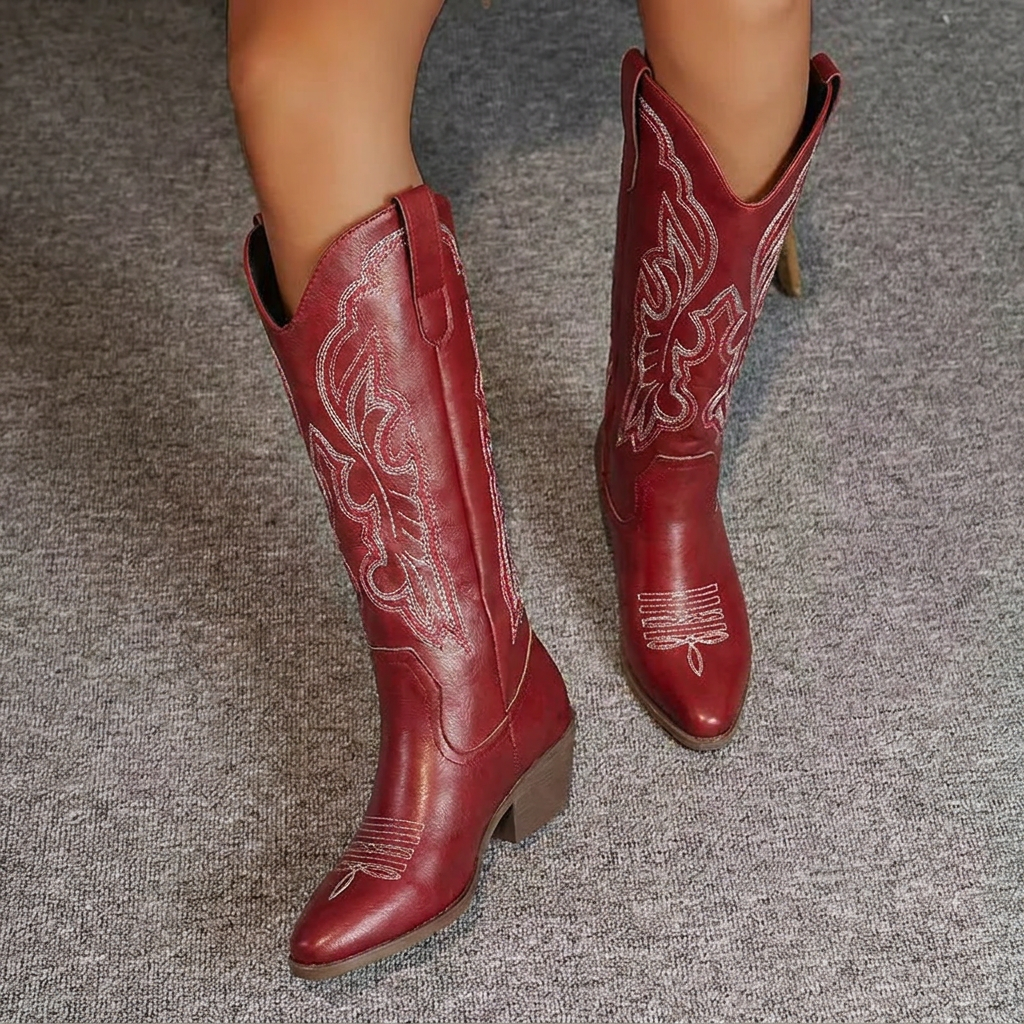 Cowboyboots dam i läderimitation — knähöga westernboots med broderi och blockklack