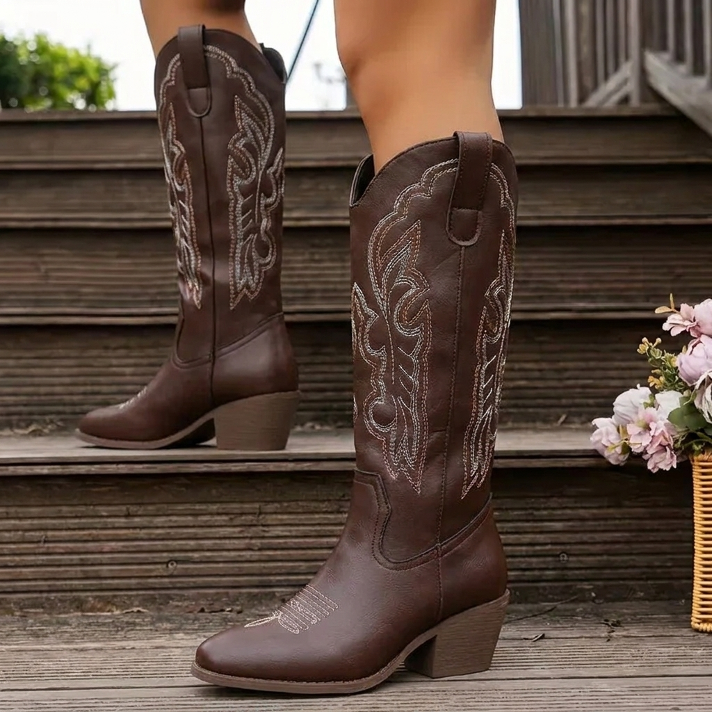 Cowboyboots dam i läderimitation med broderi och blockklack